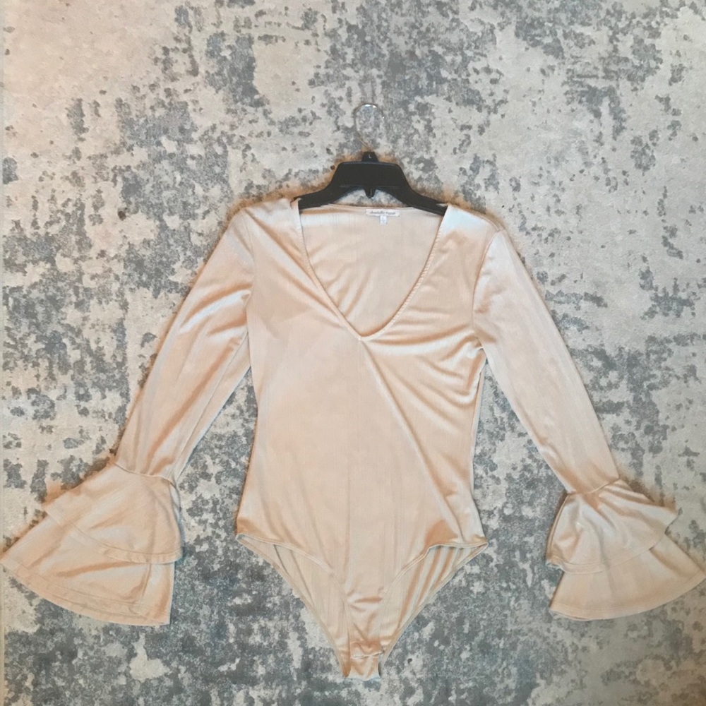 Gold flared long sleeve bodysuit Size L🌸🌸
